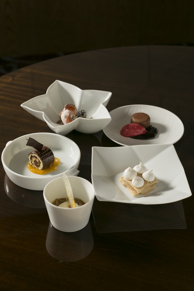 Twist by Pierre Gagnaire signature dishes Heritage Green Circle Chicken A La Lyonnaise
Surf 'N' Turf
Grand Dessert Pierre Gagnaire